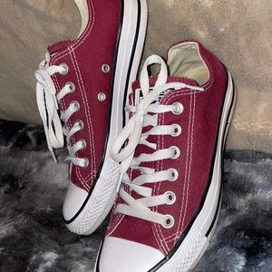 Women’s Converse Size 7